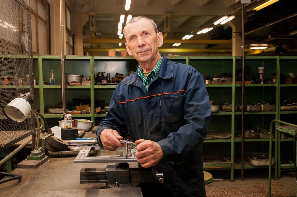 Работа на заводе она такая