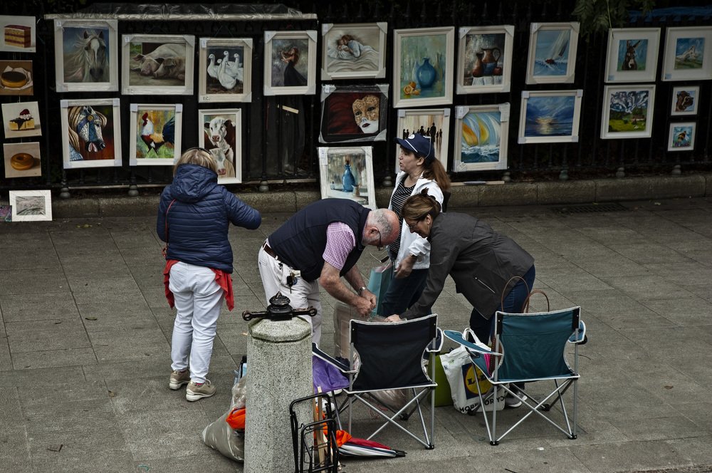 Painter streaks his paintings on the street