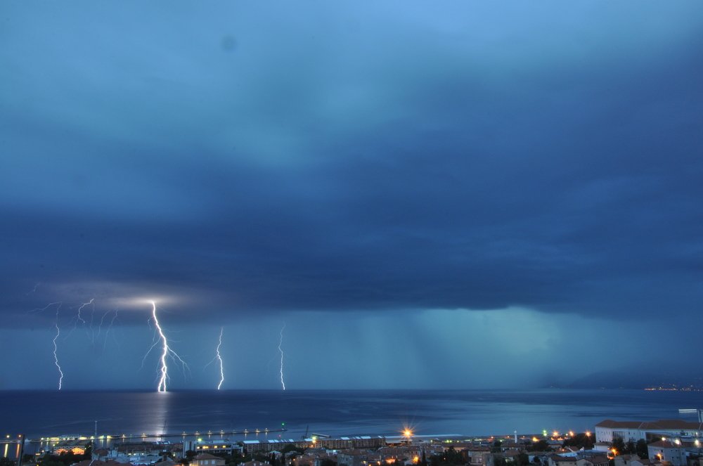 Rijeka gulf hits lightning bolt
