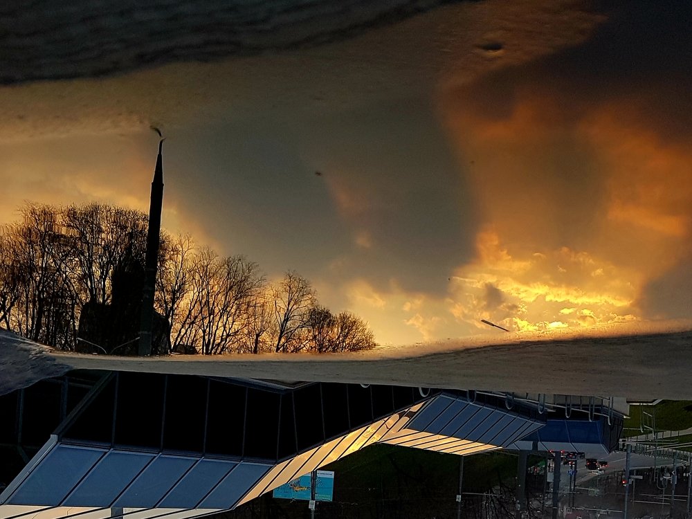 Отражённые лучи заката.