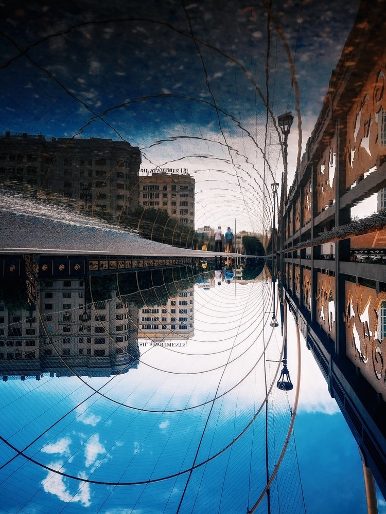 В отражение на мосту