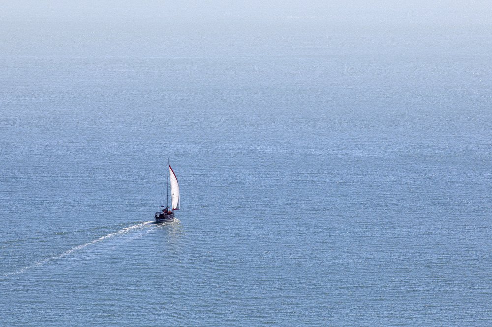 Белеет парус одинокий