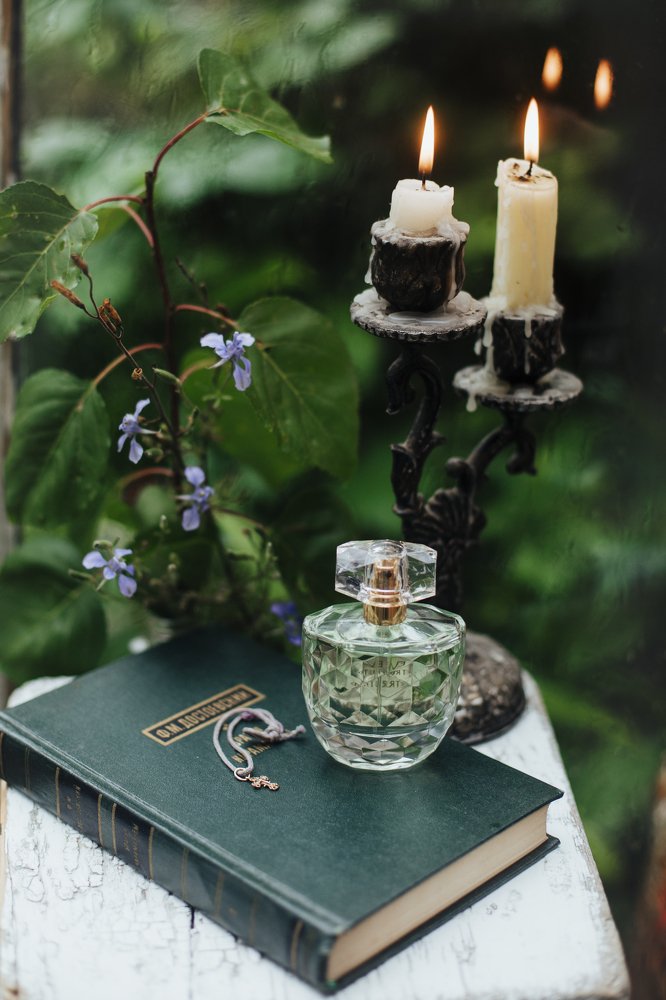 Вечерело за окном...