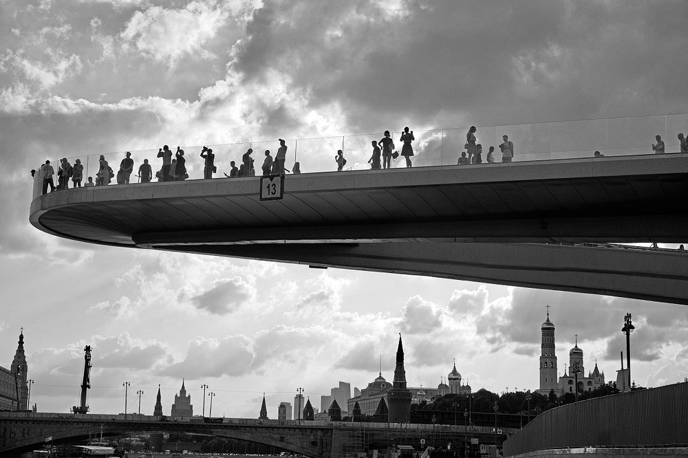 парить над городом