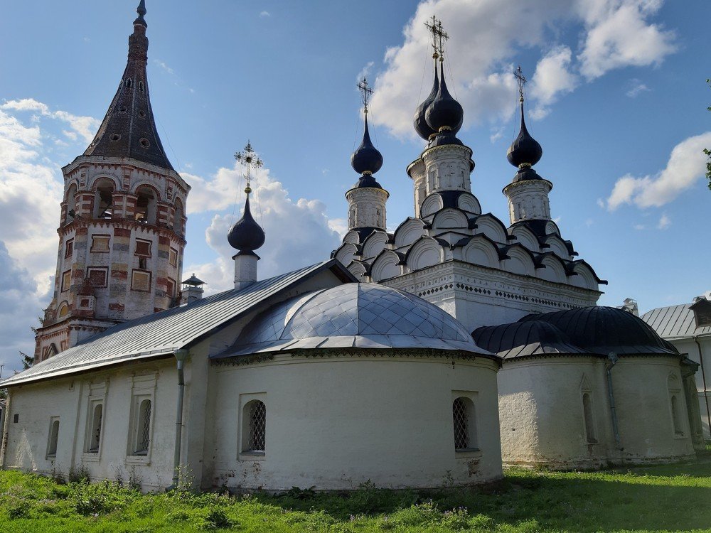 Суздаль. Антипиевская и парная ей Лазаревская церковь