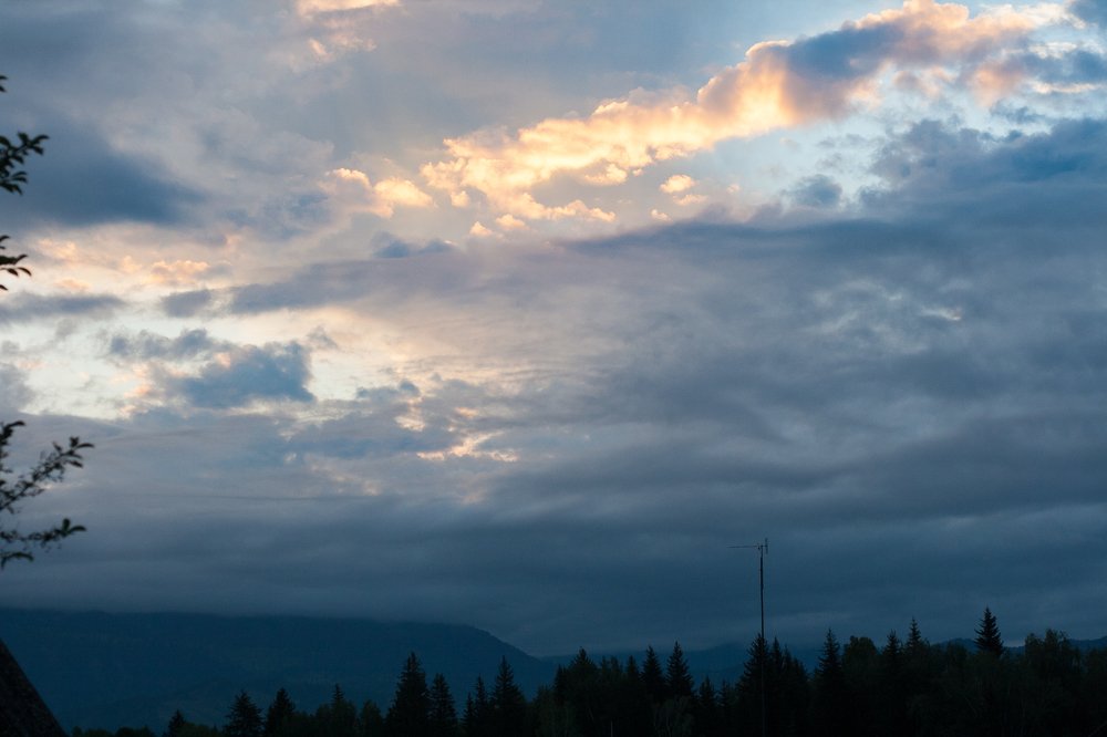 Под небесами