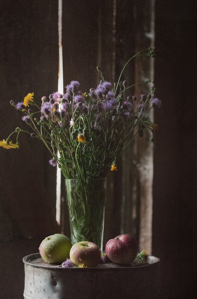 С полевыми цветами и яблоками