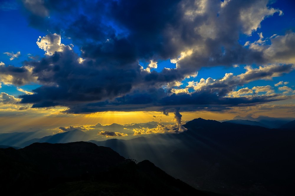 "Закат раскинулся крестом поверх долин..."