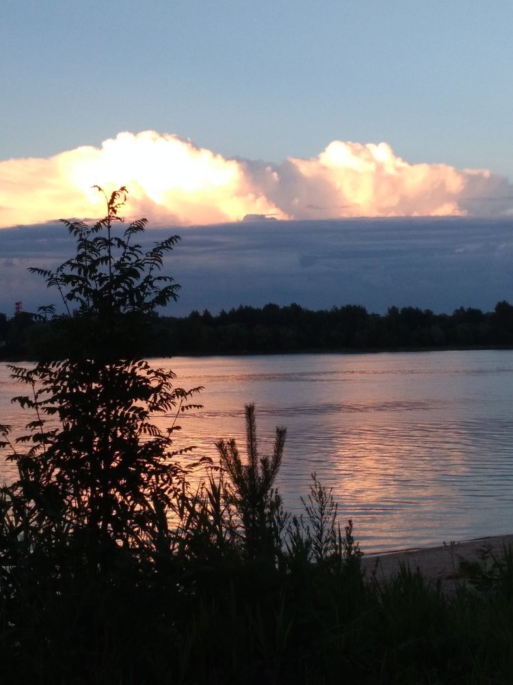 Природа шутит в небе при закате танк