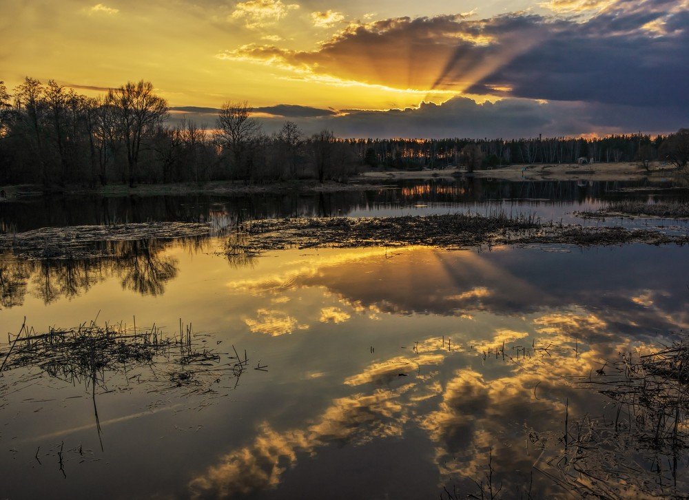 Закат в реке