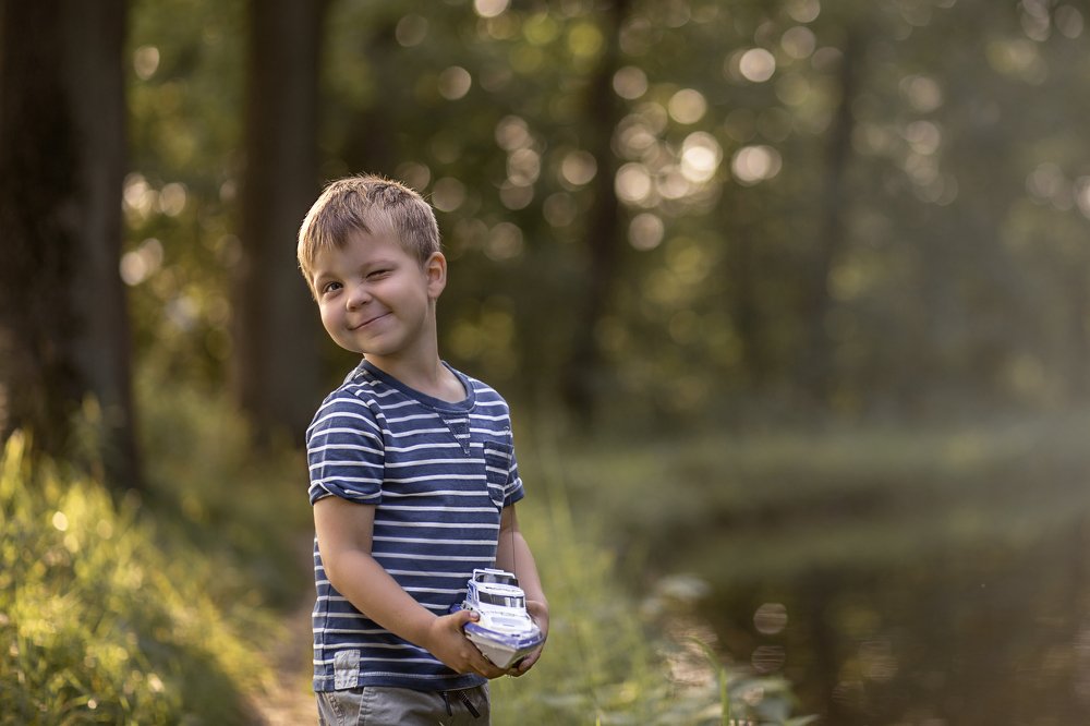 мальчик подмигивает