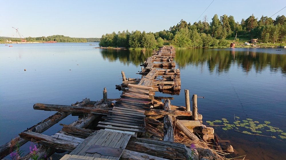 Остатки знаменитого моста из к/ф "Любовь и голуби"