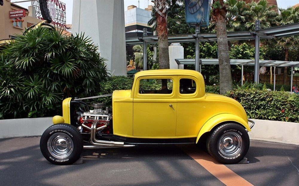 Желтый автомобиль