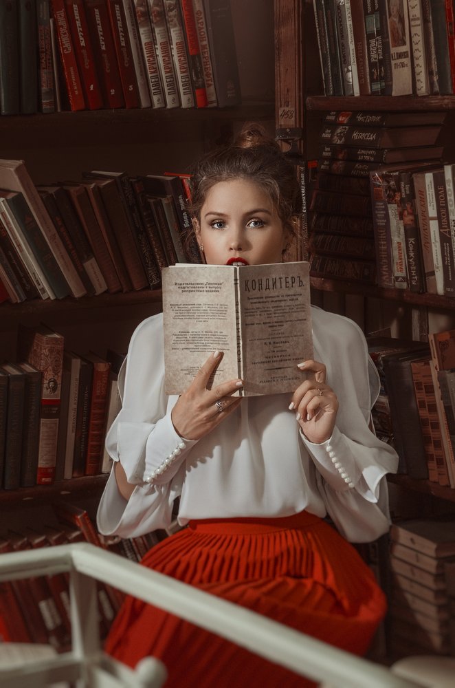 Девушка в библиотеке