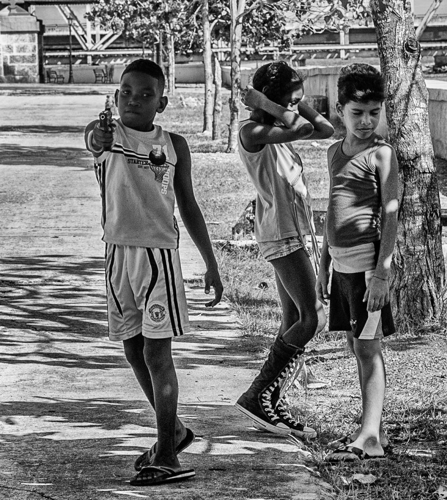 Niño jugando a ser mayor