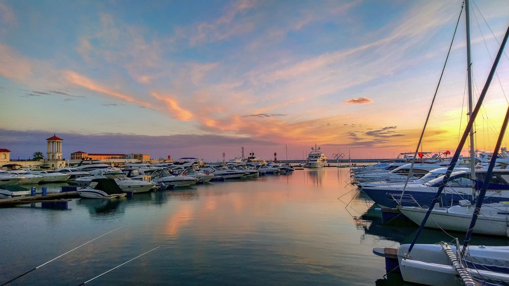 Вечер в морском порту Сочи