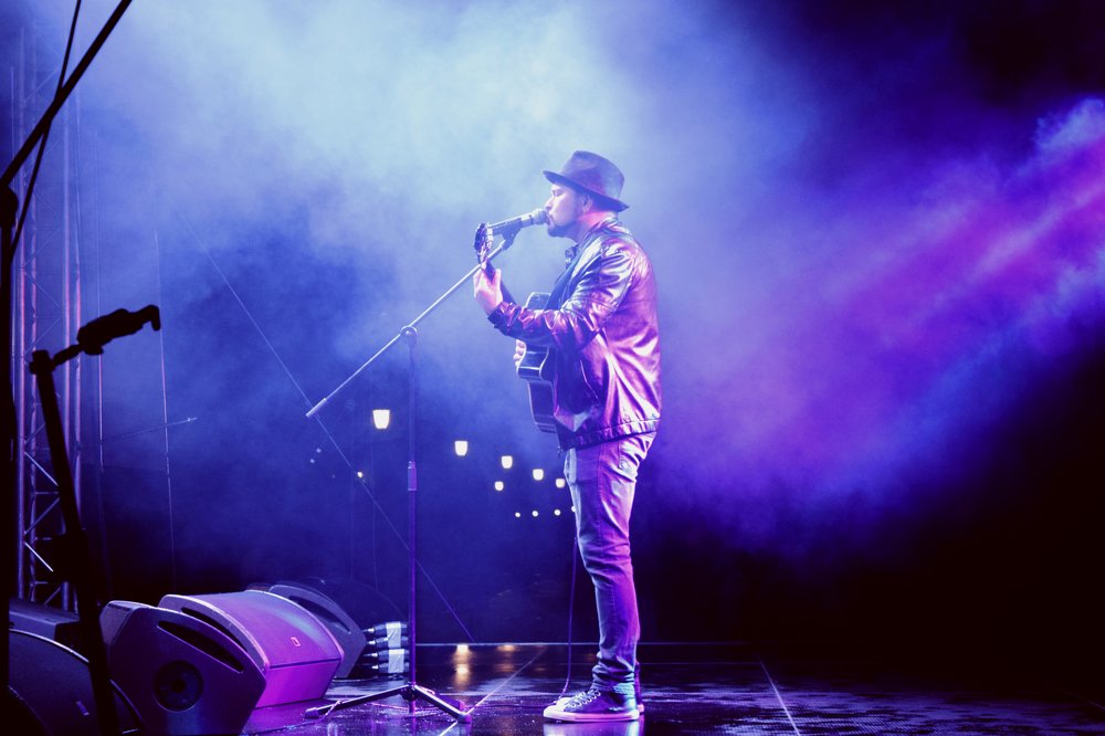 красиво поёт