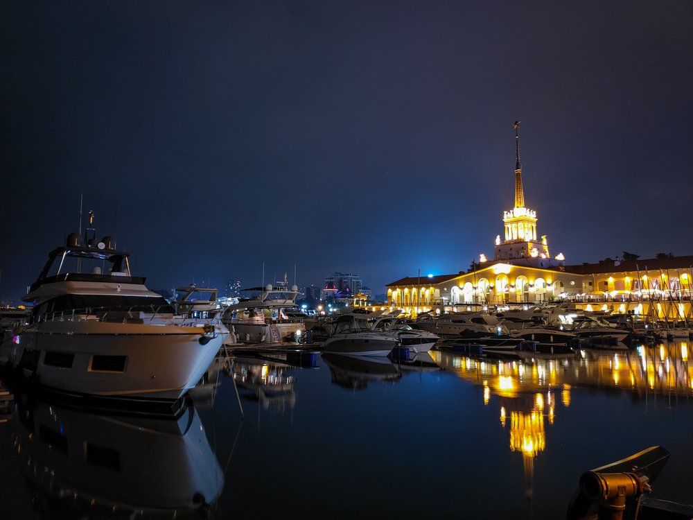 Морской порт в синеве