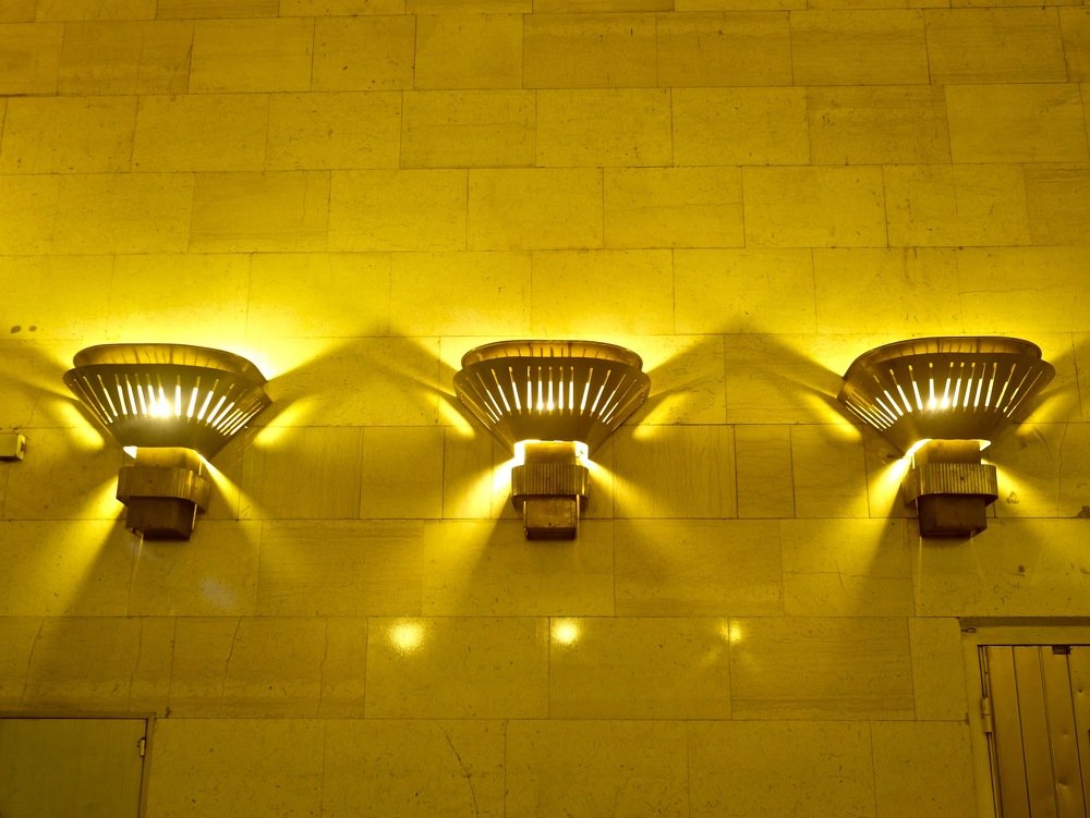 светильники в Питерском метро