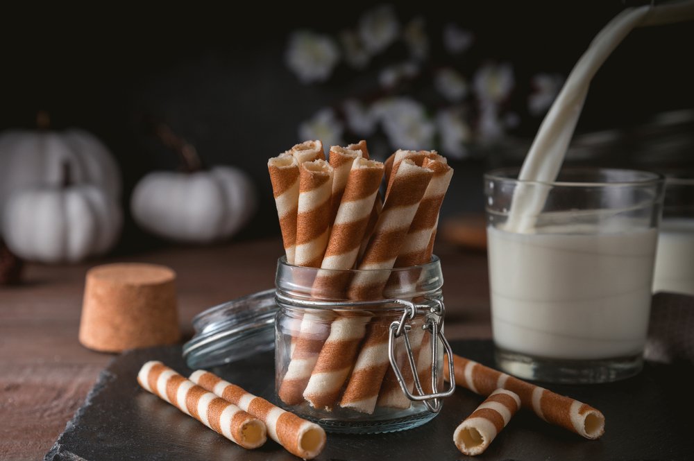 Wafer rolls with milk