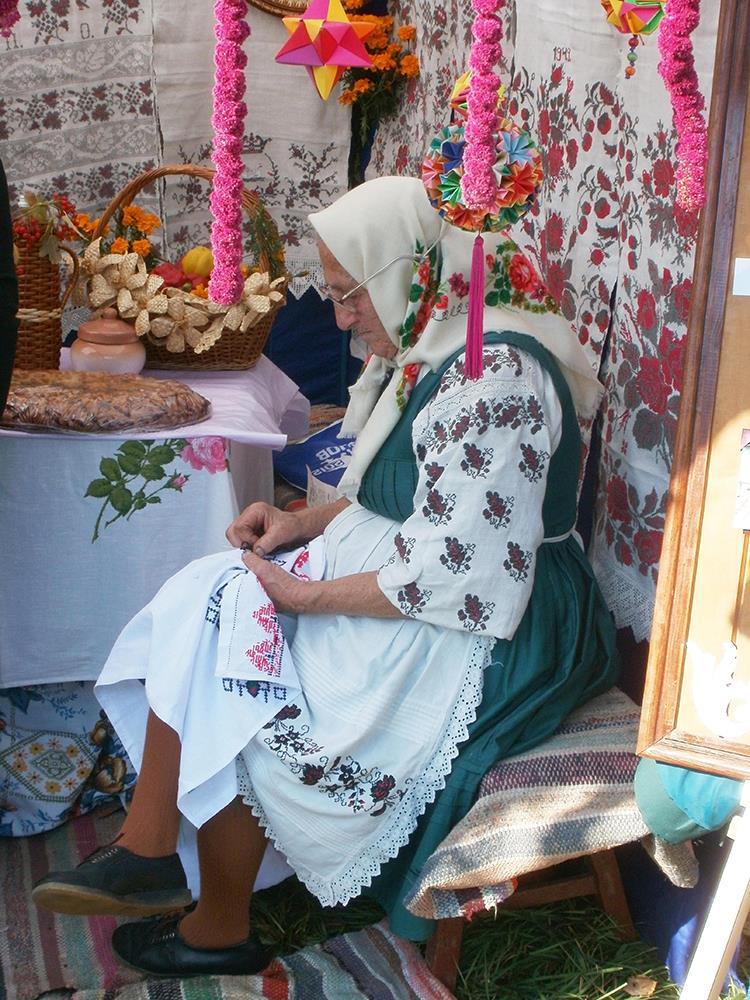 Вышивальщица