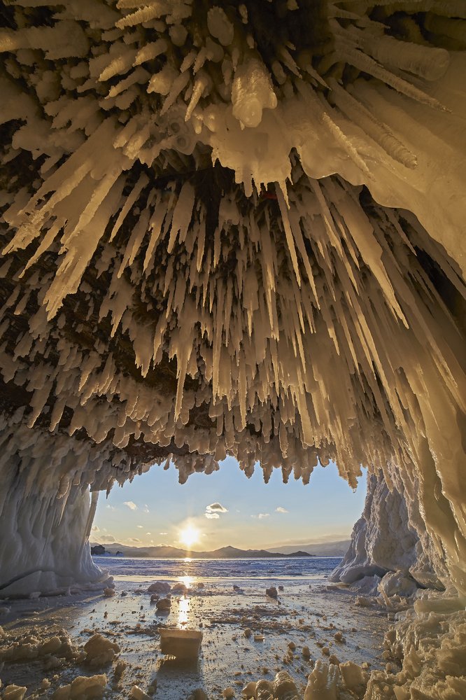 Грот на закате на острове Ольхон