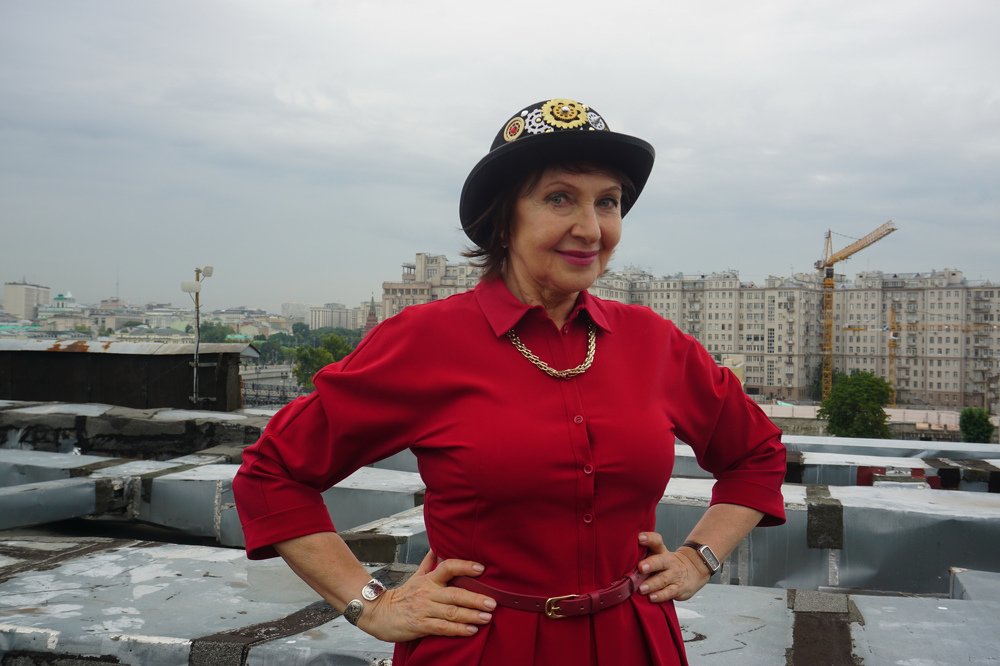 ОЛьга в шляпе стим-панк.