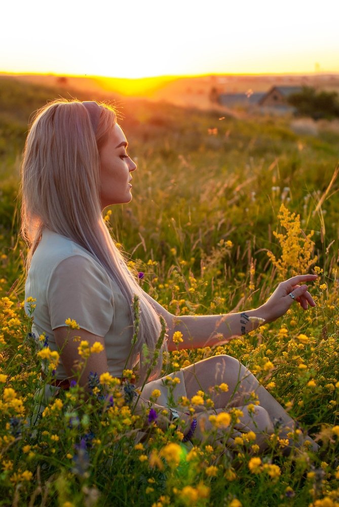 Девушка на закате