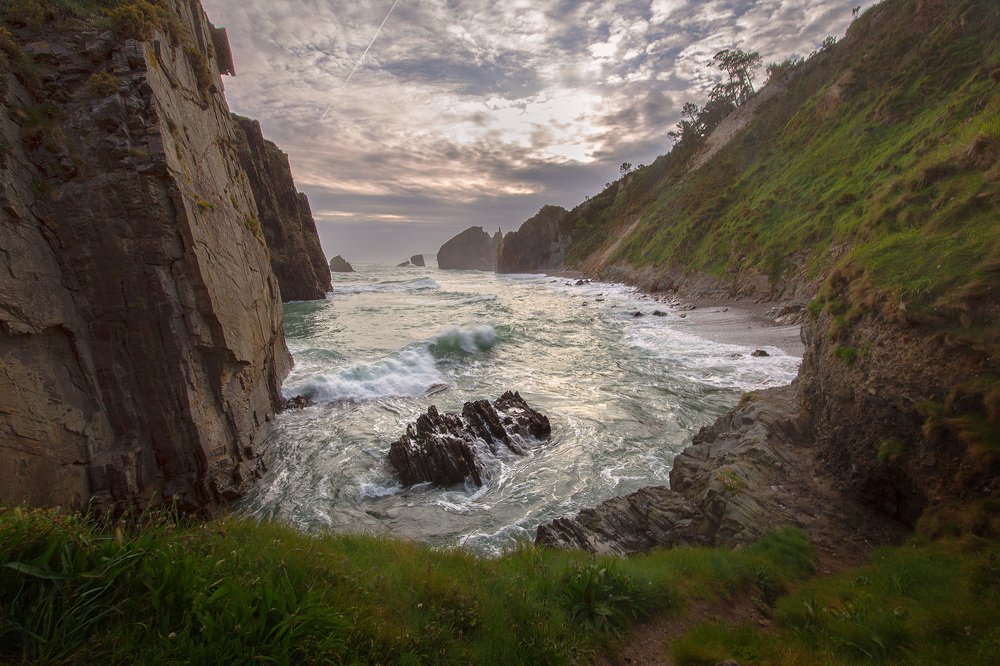 за каменной стеной