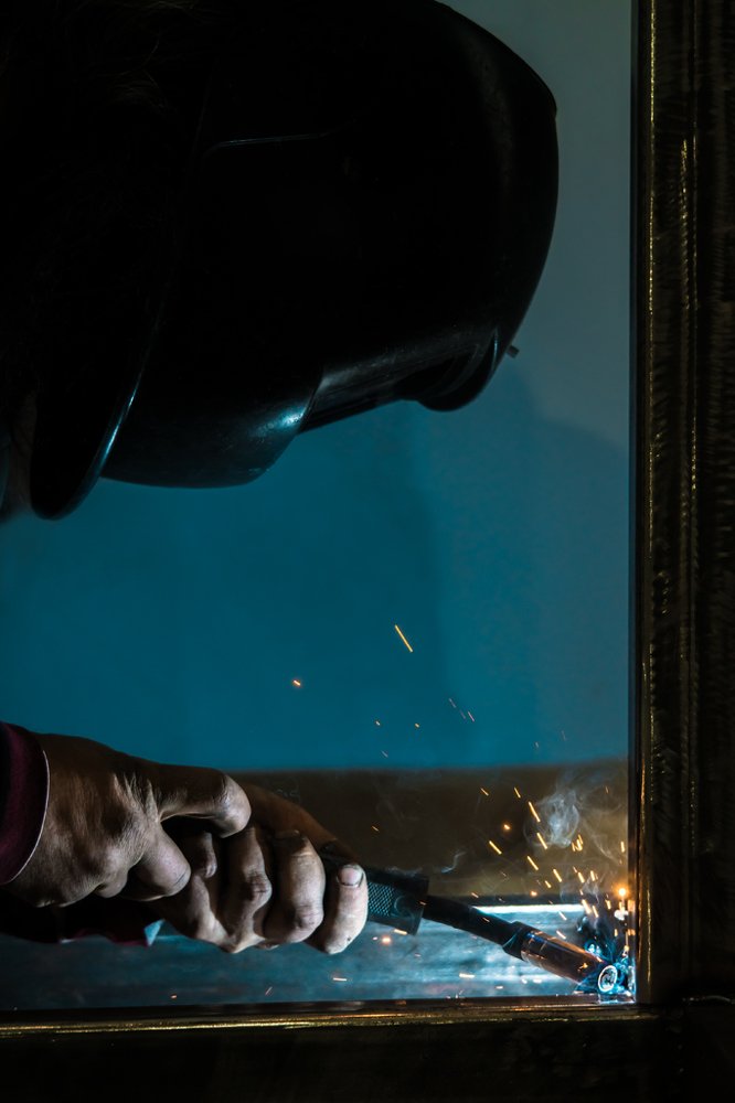 Сварщик за работой полуавтоматом