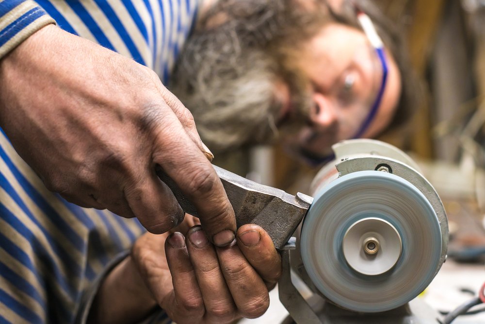 Процесс заточки токарного резца