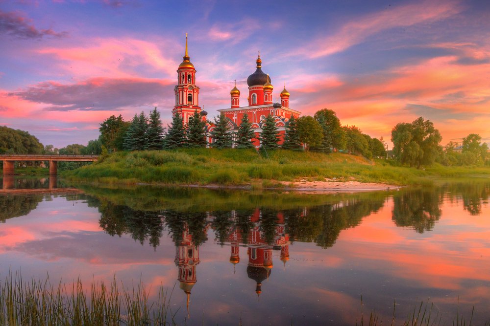 В реке купается закат, и летний день ко сну уходит...