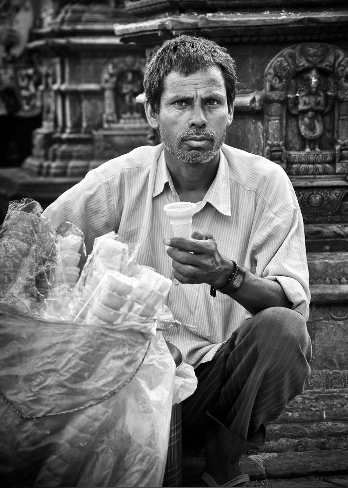 Продлавец мороженого.