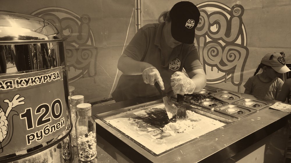 Как готовят жареное мороженое