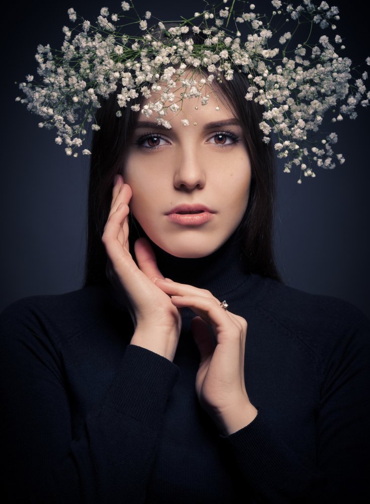 Девушка в венке