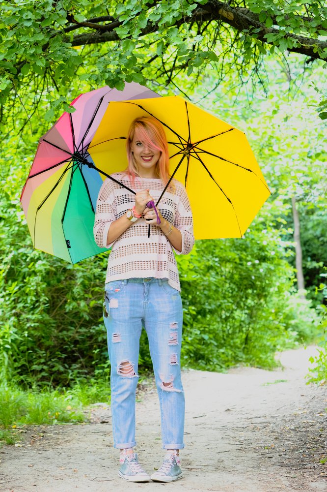 Девушка с зонтами