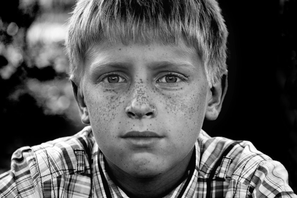 Мальчик  глядящий в обїектив...