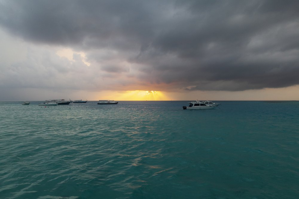 Хмурый закат на Мальдивах