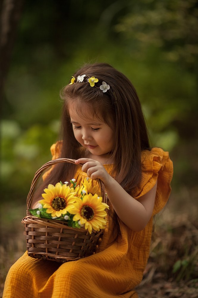 Девочка с подсолнухами