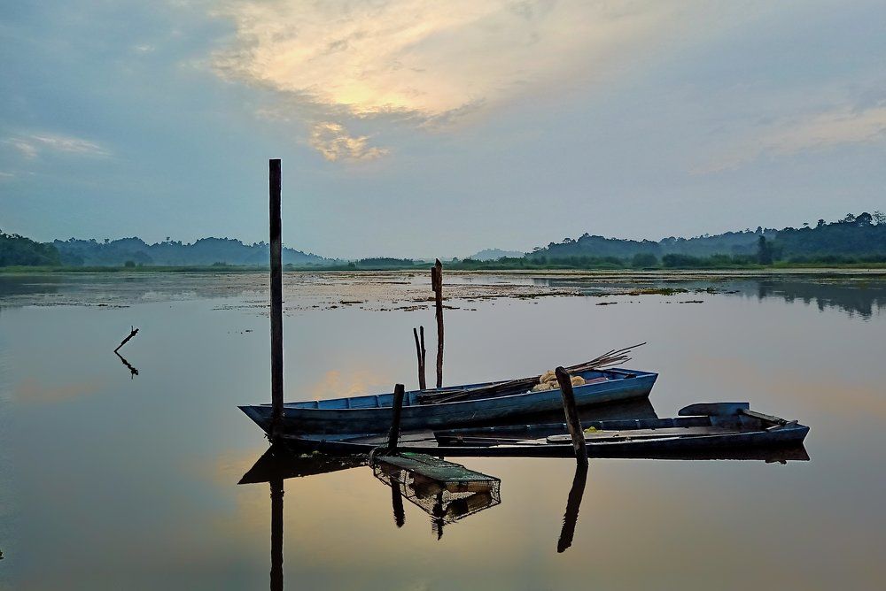Boat at sunrise in the benanga dam