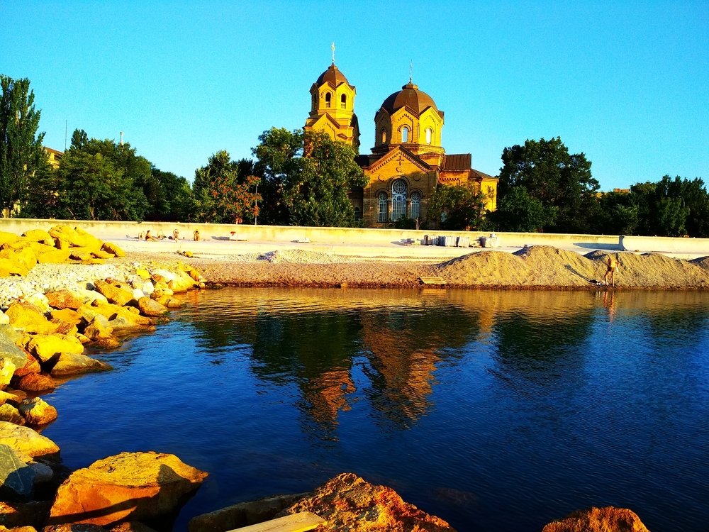 Храм на набережной