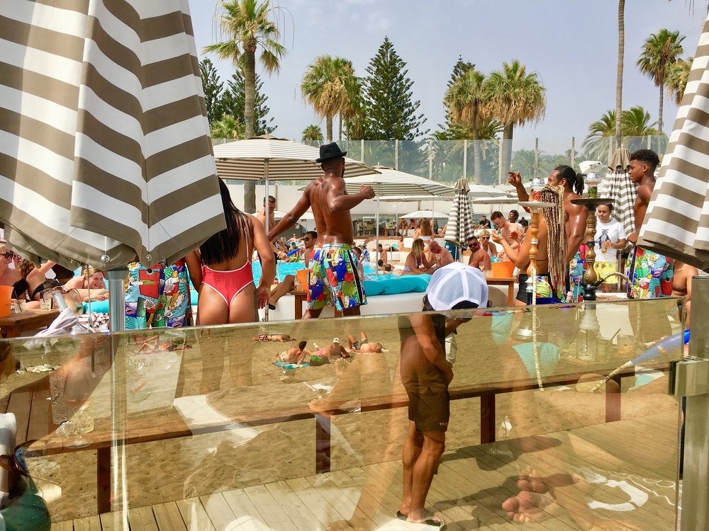 Танец у бассейна