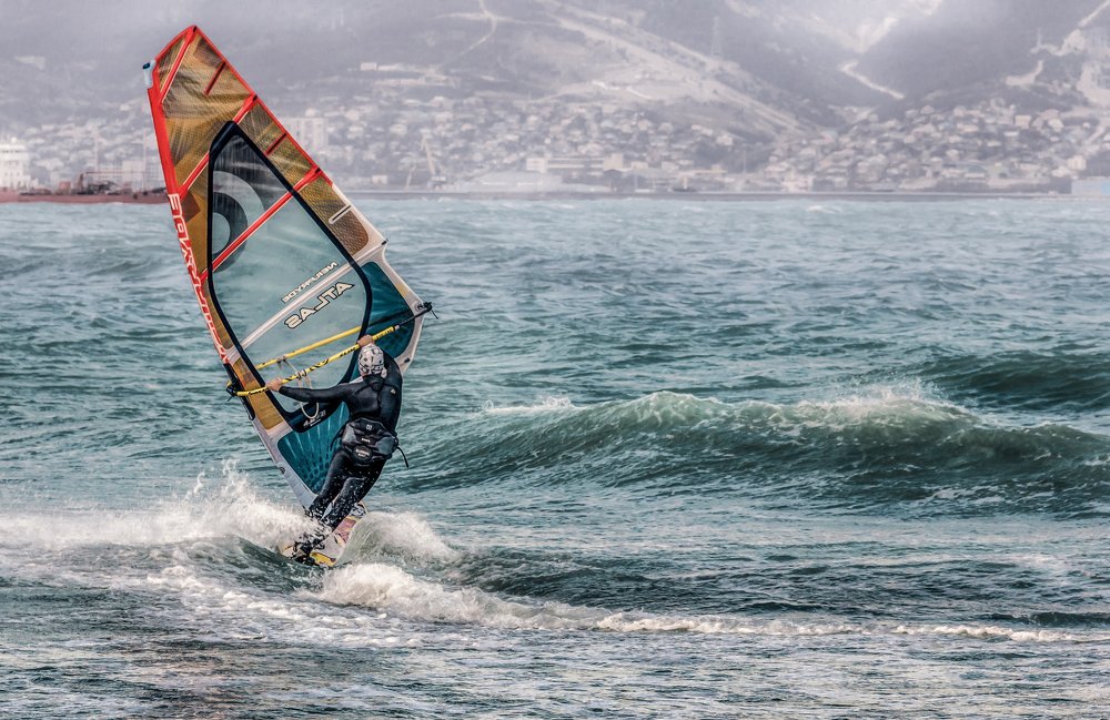 Серфингист в Новороссийске