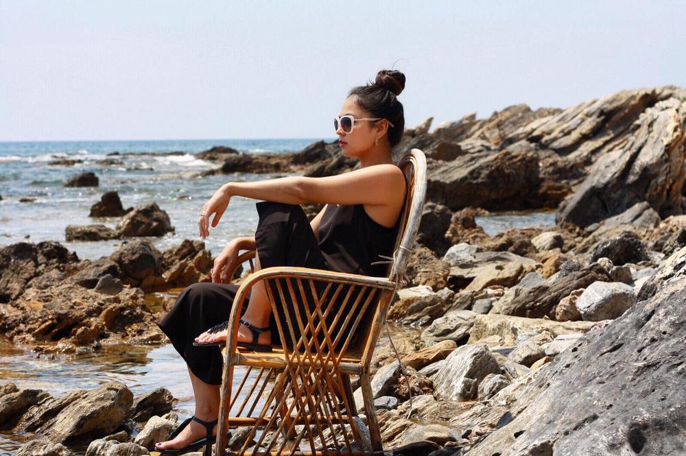 Девушка на море думает