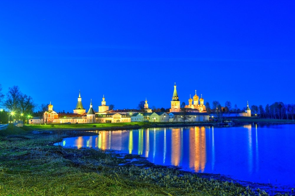 Валдайский Иверский Святоозерский мужской монастырь, основанный в 1653 году на озере Валдай