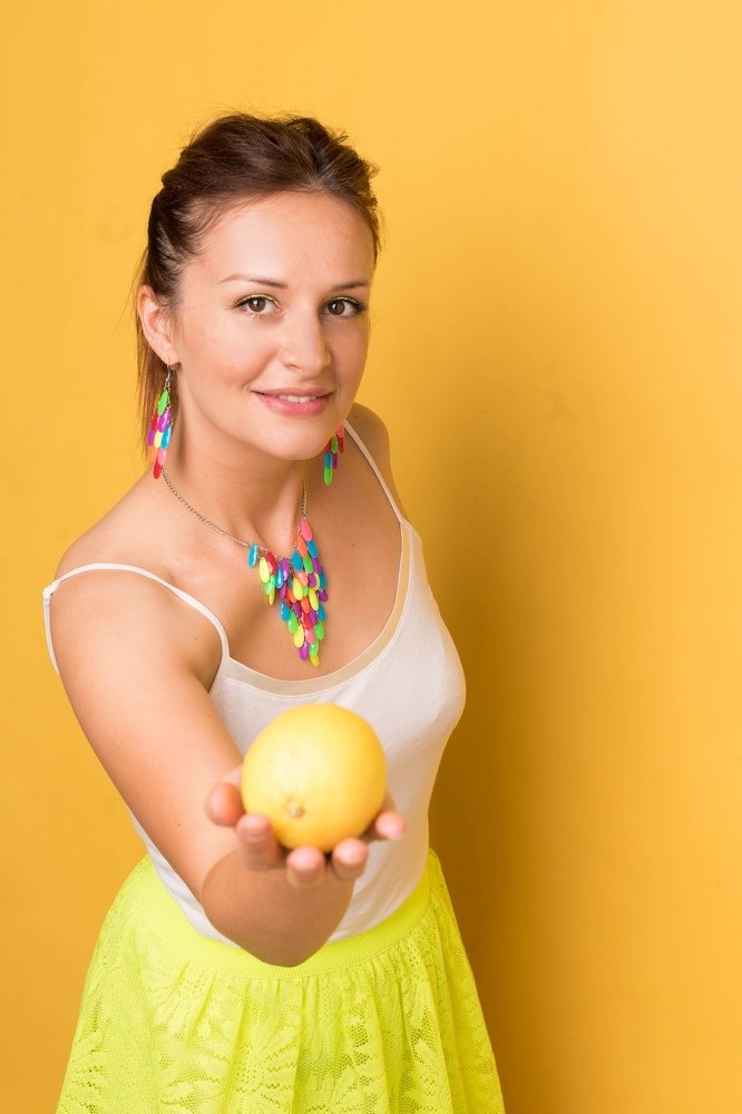 Девушка с лимончиком