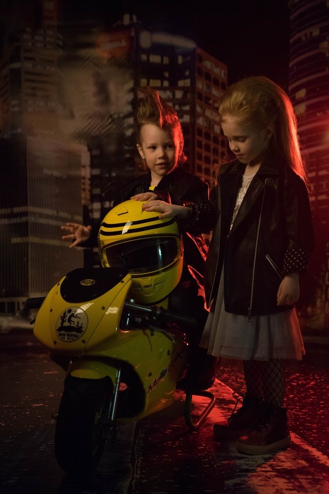 Дети и жёлтый мотоцикл