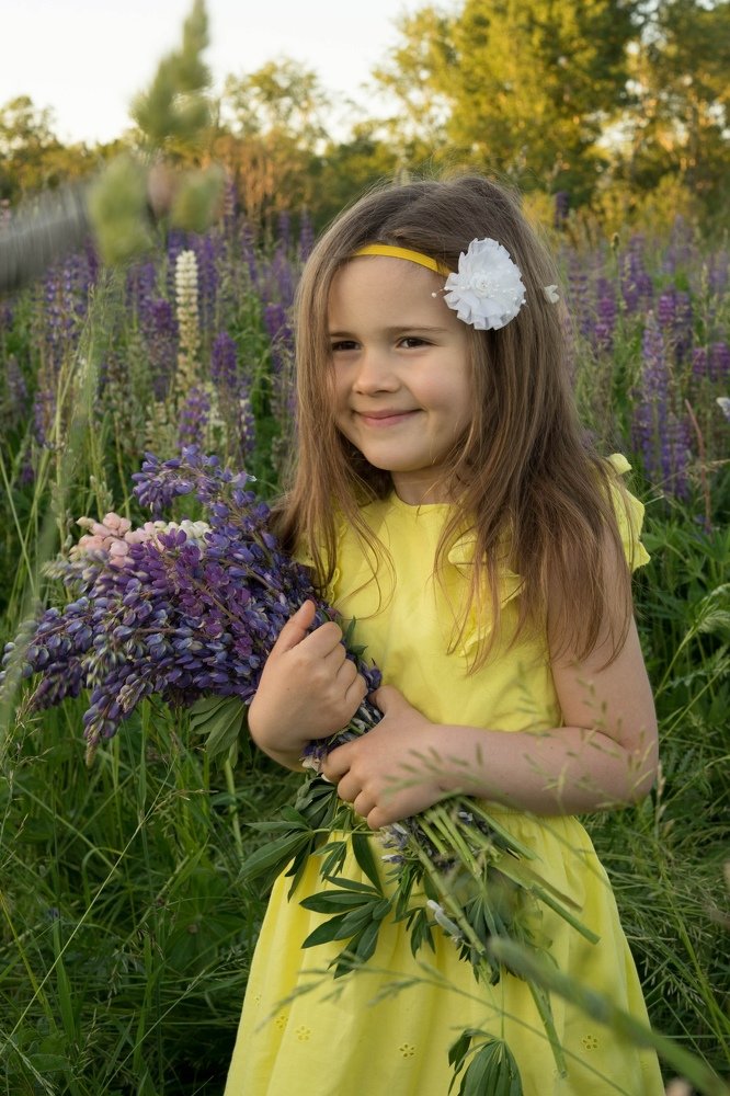 Девочка в жёлтом с люпинами
