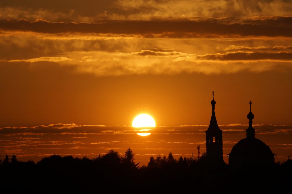 "В закатном блеске пламенеет снова лето..."