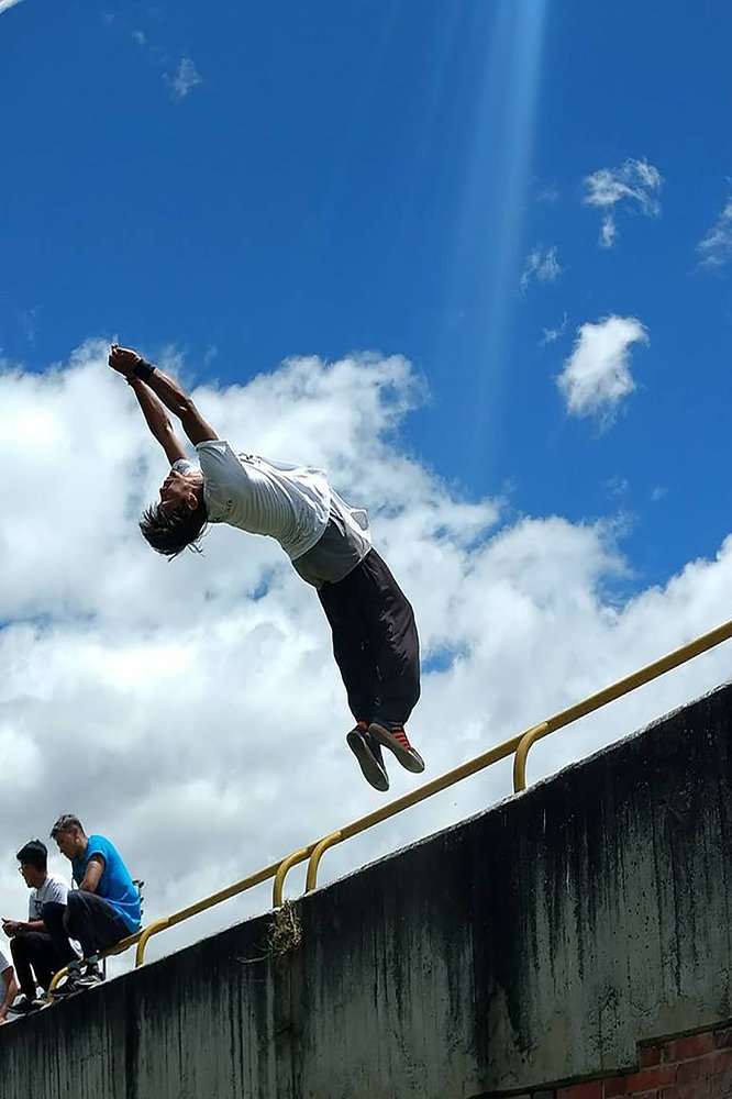 Alcanzando El Cielo Con El Parkour